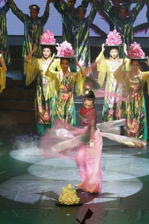 Mẹ chồng Hà Tăng giản dị xem Linh Nga múa - 15