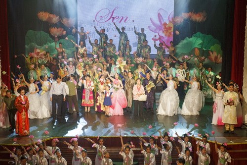 Mẹ chồng Hà Tăng giản dị xem Linh Nga múa - 17