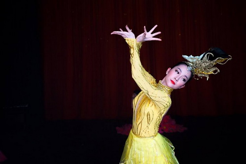 Mẹ chồng Hà Tăng giản dị xem Linh Nga múa - 7