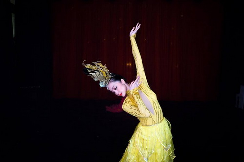 Mẹ chồng Hà Tăng giản dị xem Linh Nga múa - 8