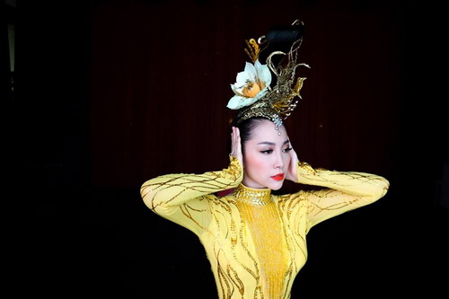 Mẹ chồng Hà Tăng giản dị xem Linh Nga múa - 9