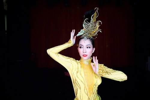 Mẹ chồng Hà Tăng giản dị xem Linh Nga múa - 10