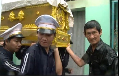 40 năm đi xin xác chết #039;mồ côi#039; về chôn cất - 1