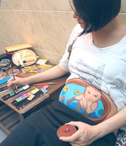 Gặp mẹ ‘nghiện’ vẽ tranh trên bụng bầu - 6