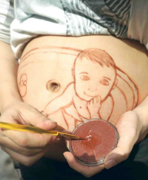 Gặp mẹ ‘nghiện’ vẽ tranh trên bụng bầu - 7