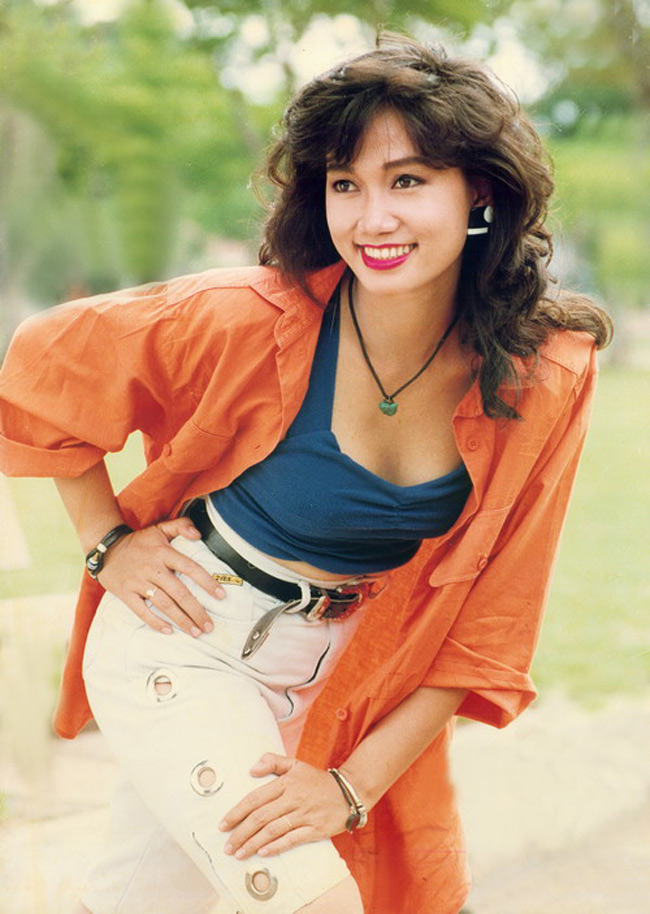 Bức ảnh này được chụp năm 1993, là năm Kim Khánh đoạt giải Hoa khôi thể thao. Với dáng người 'bốc lửa', khuôn mặt hiện đại có chút đa tình, Kim Khánh đã thành công khi vào các vai diễn từ hiền lành đến sắc sảo. 

