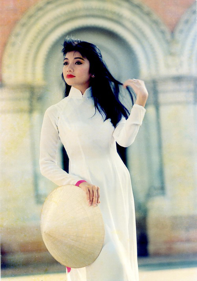 Lý Thu Thảo được biết đến như là hoa hậu đầu tiên và cũng là duy nhất của cuộc thi Hoa hậu Việt Nam do thành đoàn TP HCM tổ chức năm 1989. Sở hữu gương mặt đẹp phúc hậu cùng hình thể chuẩn, sau khi đăng quang Hoa hậu, Lý Thu Thảo trở thành người mẫu đắt số của cả sàn catwalk lẫn ảnh lịch. Bức ảnh trên được nhiếp ảnh gia Đoàn Minh Tuấn ghi lại vào năm 1994, khoảng thời gian mà Lý Thu Thảo tiếp tục gặt hái vinh quang khi được đánh giá cao về diễn xuất trong lĩnh vực điện ảnh. Một số bộ phim tiêu biểu của cô như: Sau những giấc mơ hồng, Cổ tích 17, Ngọc trong đá… Sau những truân chuyên trong chuyện tình cảm riêng tư, Lý Thu Thảo quyết định giải nghệ và ở ẩn từ khoảng 10 năm nay. Một số nguồn tin thân cận với Hoa hậu khẳng định, hiện tại cô vẫn sống ở TP HCM cùng chồng, nhưng không muốn xuất hiện ở những sự kiện của làng giải trí.
