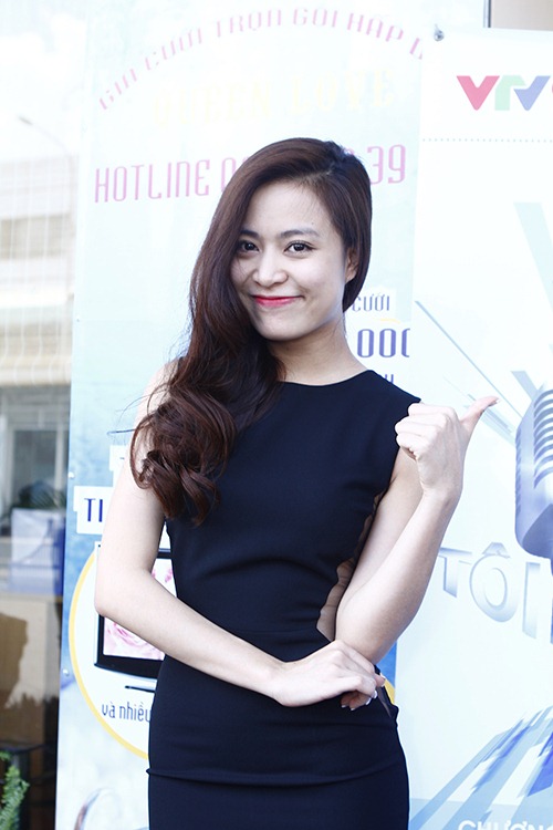 Hoàng Thùy Linh khoe eo thon với váy xuyên thấu - 1