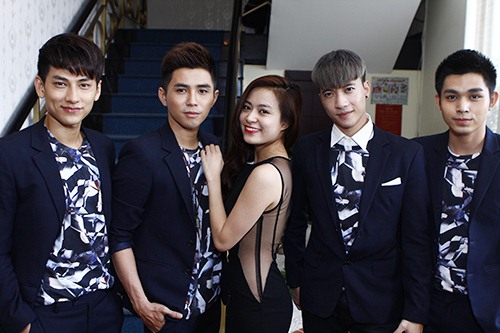 Hoàng Thùy Linh khoe eo thon với váy xuyên thấu - 10