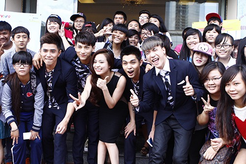 Hoàng Thùy Linh khoe eo thon với váy xuyên thấu - 11