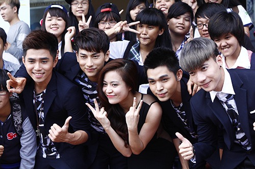 Hoàng Thùy Linh khoe eo thon với váy xuyên thấu - 12