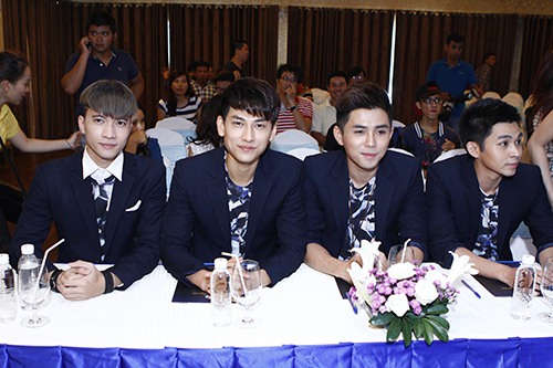 Hoàng Thùy Linh khoe eo thon với váy xuyên thấu - 13