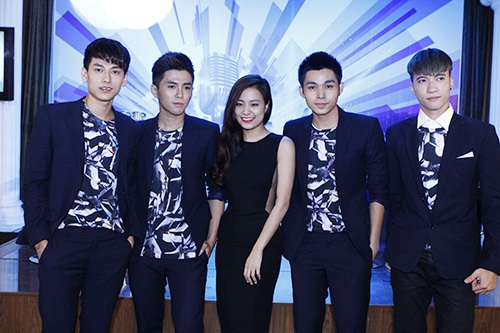 Hoàng Thùy Linh khoe eo thon với váy xuyên thấu - 14