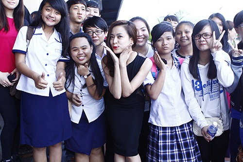 Hoàng Thùy Linh khoe eo thon với váy xuyên thấu - 7