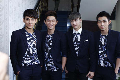 Hoàng Thùy Linh khoe eo thon với váy xuyên thấu - 8