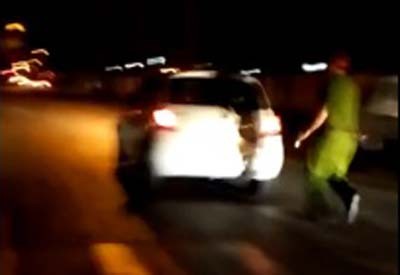 Nữ tài xế đập dép vào mặt cảnh sát - 1