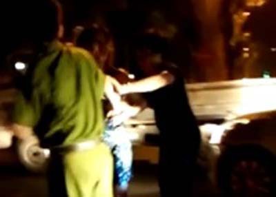 Nữ tài xế đập dép vào mặt cảnh sát - 2