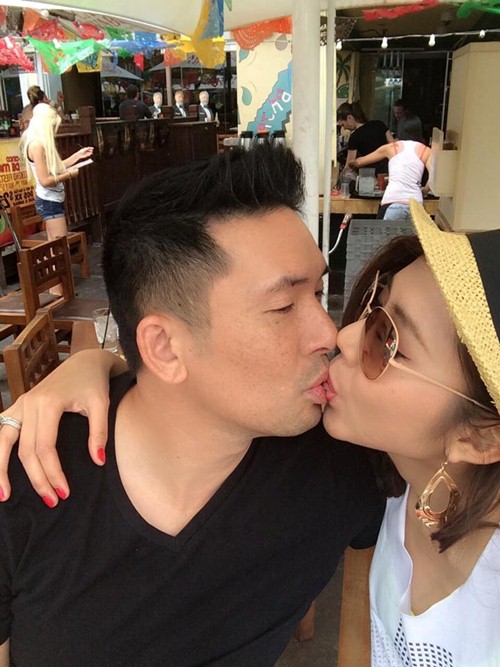 Ngọc Quyên hôn chồng lãng mạn giữa quán cafe - 1