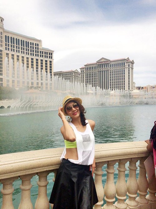 Ngọc Quyên hôn chồng lãng mạn giữa quán cafe - 10