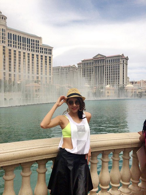 Ngọc Quyên hôn chồng lãng mạn giữa quán cafe - 11