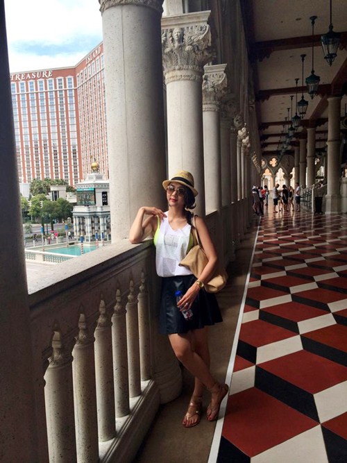 Ngọc Quyên hôn chồng lãng mạn giữa quán cafe - 12