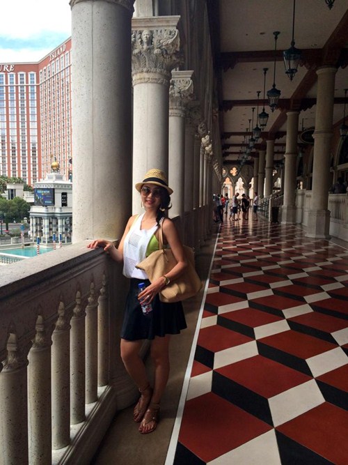 Ngọc Quyên hôn chồng lãng mạn giữa quán cafe - 13