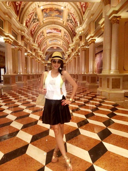 Ngọc Quyên hôn chồng lãng mạn giữa quán cafe - 14