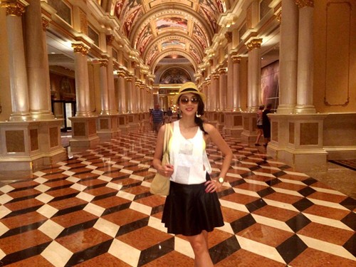 Ngọc Quyên hôn chồng lãng mạn giữa quán cafe - 15