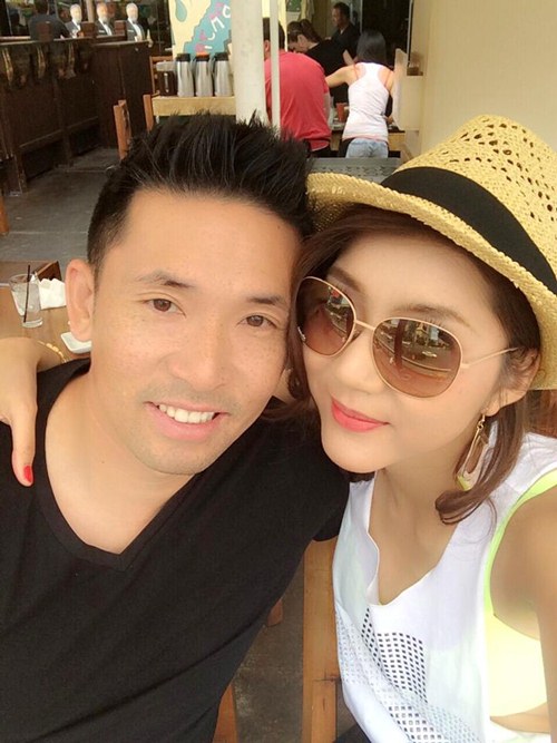 Ngọc Quyên hôn chồng lãng mạn giữa quán cafe - 3