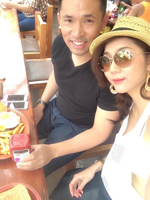 Ngọc Quyên hôn chồng lãng mạn giữa quán cafe - 4