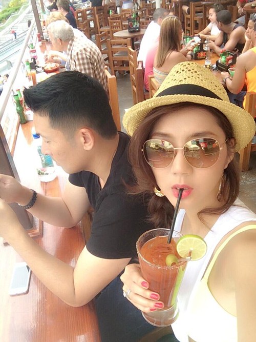 Ngọc Quyên hôn chồng lãng mạn giữa quán cafe - 5