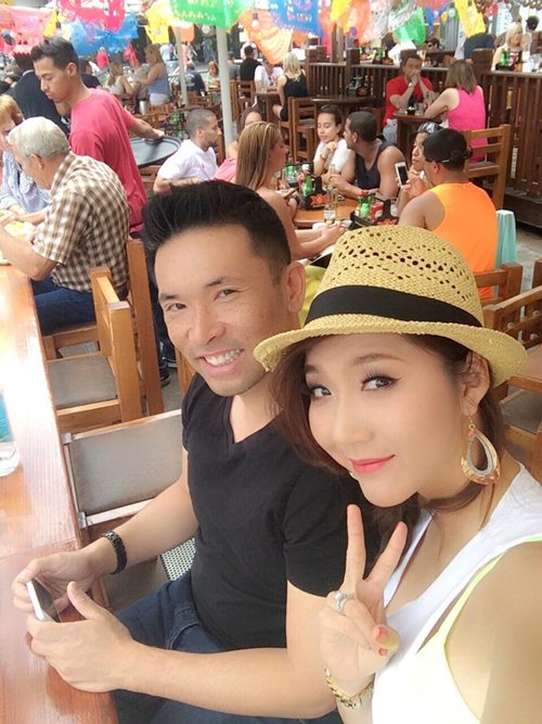 Ngọc Quyên hôn chồng lãng mạn giữa quán cafe - 6