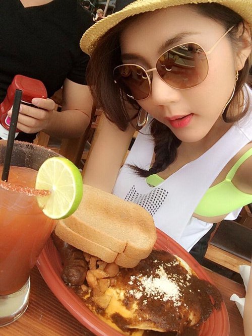 Ngọc Quyên hôn chồng lãng mạn giữa quán cafe - 8