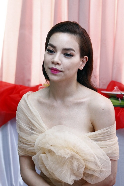 Hà Hồ gợi cảm với đầm xuyên thấu lệch vai - 4