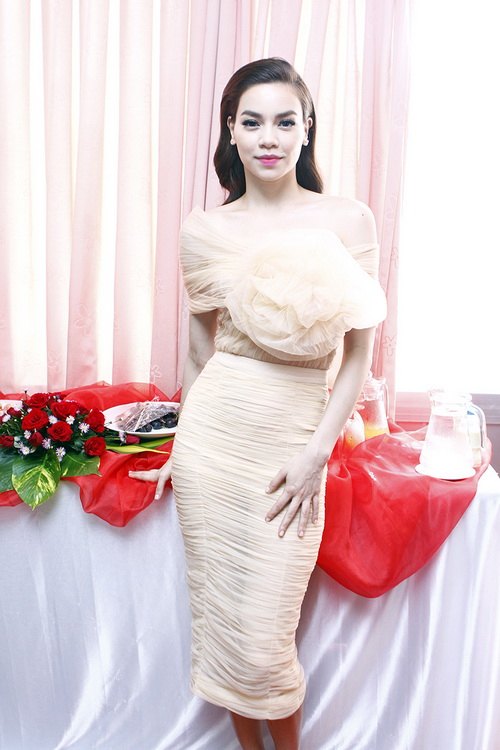 Hà Hồ gợi cảm với đầm xuyên thấu lệch vai - 1