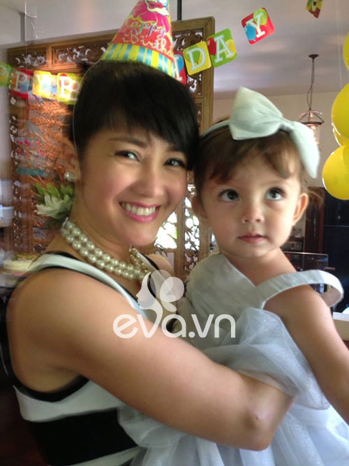 Con gái Hồng Nhung càng lớn càng yêu - 4