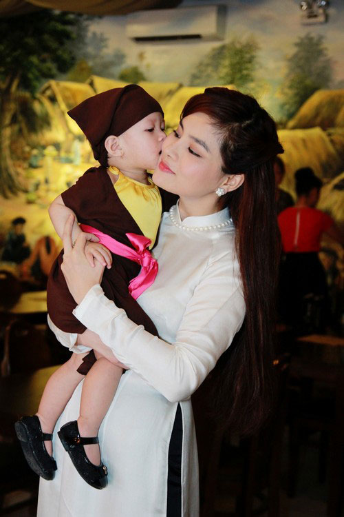 Con gái Vũ Thu Phương điệu đà bên mẹ - 1