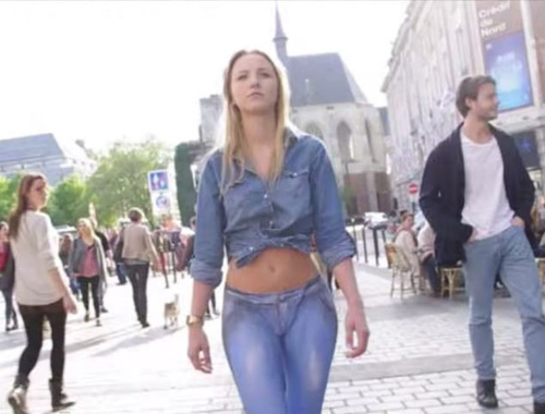 Người mẫu mặc quần jeans quot;ảoquot; diễu phố - 1