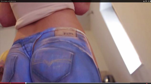 Người mẫu mặc quần jeans quot;ảoquot; diễu phố - 5