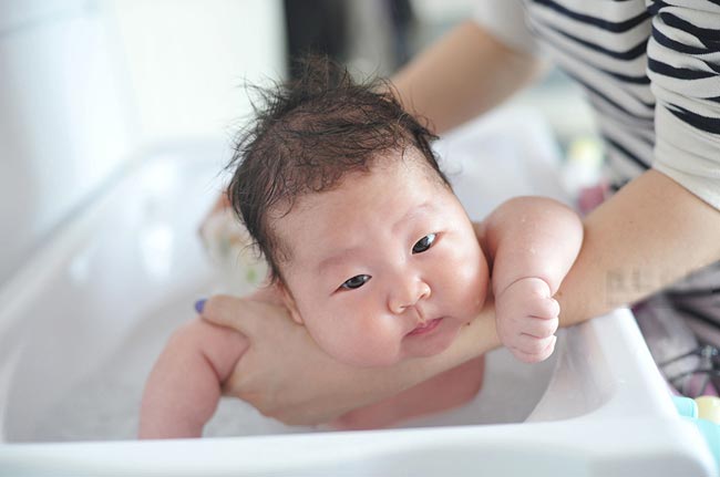 Em bé thoải mái thưởng thức trong bồn tắm. 
