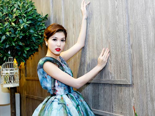 Vân Trang, Nhã Phương cùng quot;đọquot; sắc hoa - 9