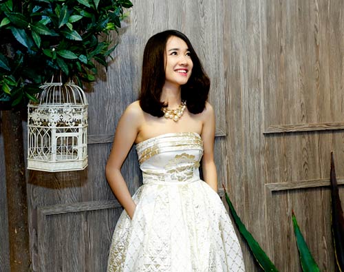 Vân Trang, Nhã Phương cùng quot;đọquot; sắc hoa - 8