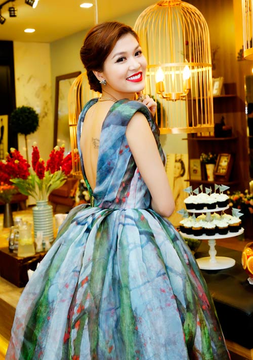 Vân Trang, Nhã Phương cùng quot;đọquot; sắc hoa - 10