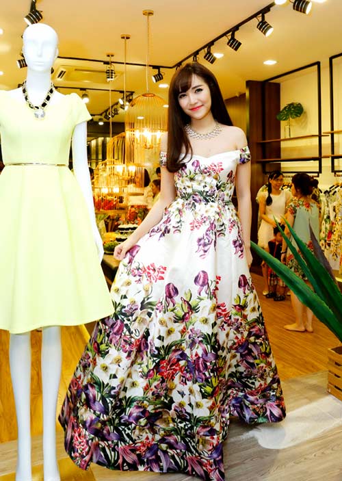 Vân Trang, Nhã Phương cùng quot;đọquot; sắc hoa - 7