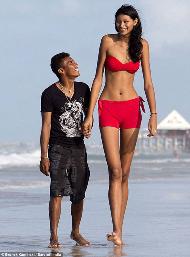 Elisany da Cruz Silva khoe dáng trong bộ bikini nổi bật bên bạn trai của cô, Francinaldo da Silva Carvalho, anh chàng này chỉ cao 1m64.
