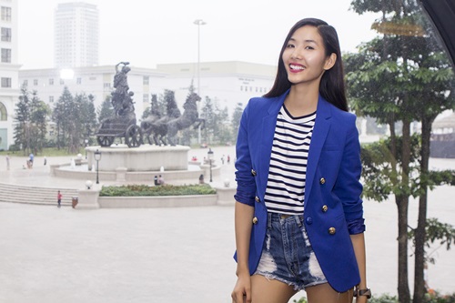 Hoàng Thùy sành điệu luyện catwalk tại Hà Nội - 1