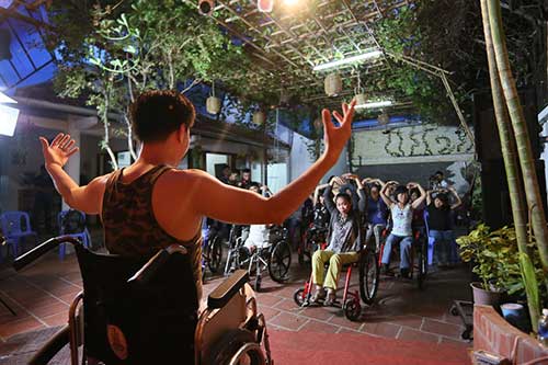 Người bỏ ngân hàng dạy nhảy cho người khuyết tật - 3
