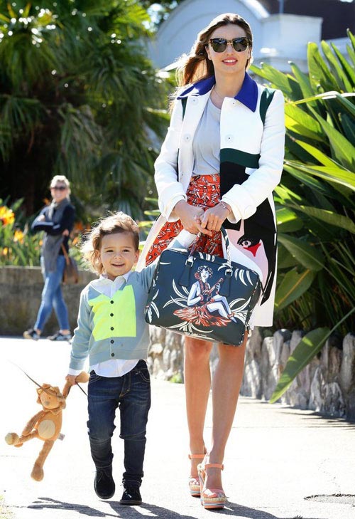 Flynn tung tăng bên mẹ Miranda Kerr - 1