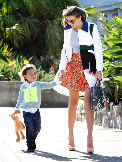 Flynn tung tăng bên mẹ Miranda Kerr - 2