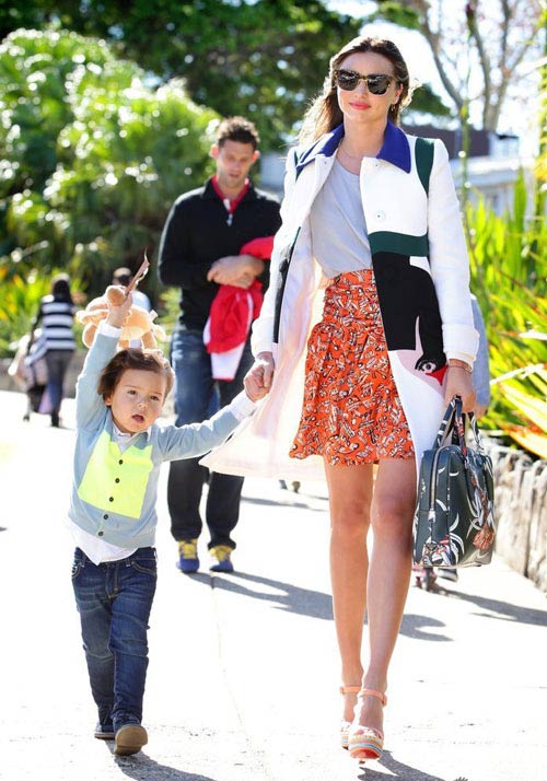 Flynn tung tăng bên mẹ Miranda Kerr - 3
